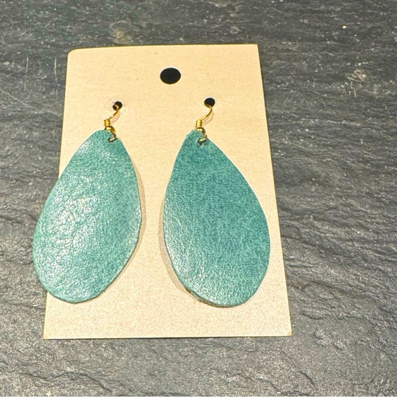 Gorgeous leather torquoise earrings! Teardrop shape with golden wires- zoom in: - Picture 1 of 6